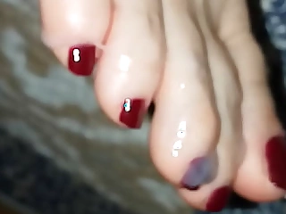 Wife toes cumshot