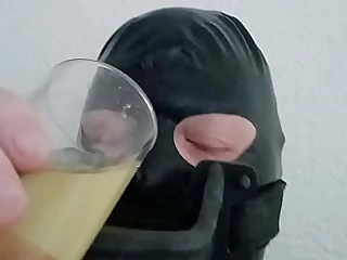 Homo slaaf drinkt pis uit urinaal gag