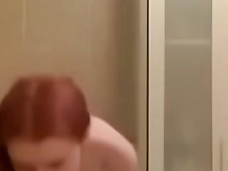 Mi pelirroja se desnuda en le baño