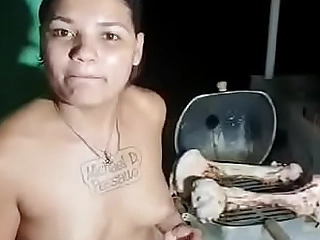 Tigresa Vip faz churrasco de osso e convida Bolsonaro pra comer!