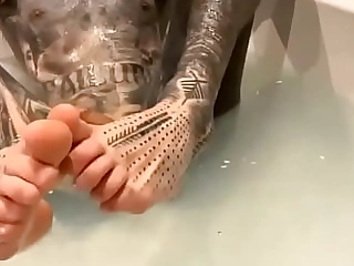 Nuestro tatuado dándose un baño de espuma y afeitándose