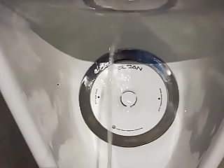 Urinal pee