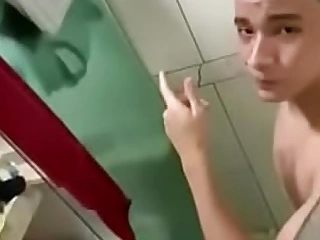 Novinho oferecido no banho recebe chuva de piroca