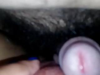 Mi tío entra a mi recámara y penetra mi apretada vagina con su pequeño pene