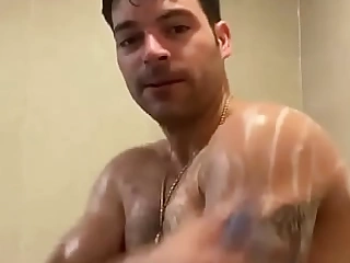 Adrian dimonte bañándose