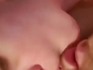 Nose licking fetish (Lambendo o nariz do namorado)