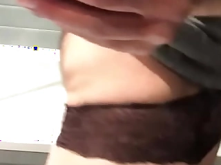 Dizzyblonde rubs her clitty in the shit