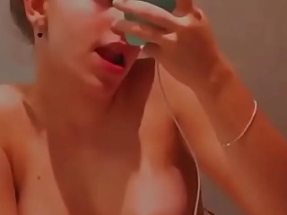 Novinha loirinha com peitos perfeitinhos se exibindo no banheiro de casa