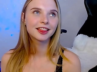 Preciosa chica de ojos claros masturbándose en webcam. Coño cremoso.