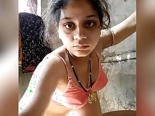 Desi Bhabhi bathing with the addition of rubbing boobs