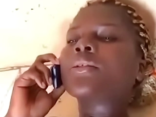 Elle baise et repond au téléphone