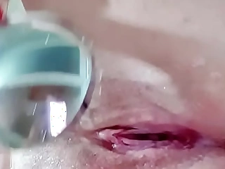 Mimi masturbándose con un dildo
