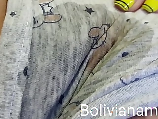 Operada y llena de ganas... no aguante y tuve q masturbarme.... quieres ver como moje mi short? Entra en xxx bolivianamimi.tv
