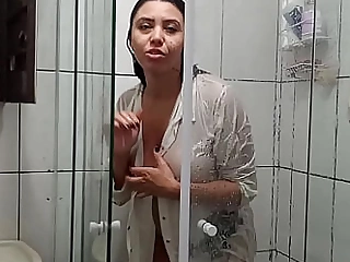 Sarah Rosa │ Lavando o Banheiro