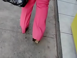 madura en pantalon rosa