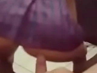 Novinha rebolando no cacete do namorado (teen) - video completo em video videocompleto porn video /s
