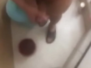 En el baño pajiando