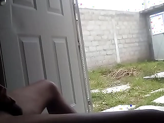 Me masturbo con la puerta abierta... Los vecinos casi me ven!!!