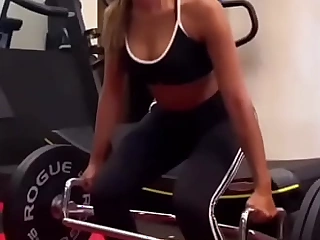 Anitta treinando pesado