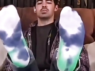 Joe Jonas mostrando sus pies