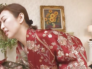 Mature Mom close to Kimono Bathes plus Has Sex with Masculine Guest