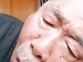 两位七旬老人