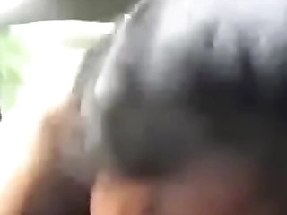 Gái teen vú khủng bú cu bạn trai trong ô tô