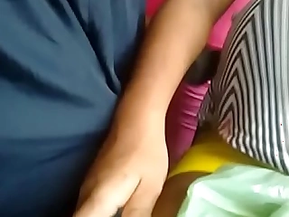 encoxando braç_o da gravida