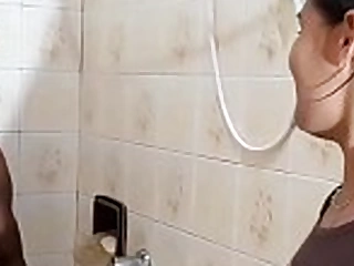 trailer tigresa flaga segurança batendo punheta ungenerous banheiro entra e faz sexo ali mesmo