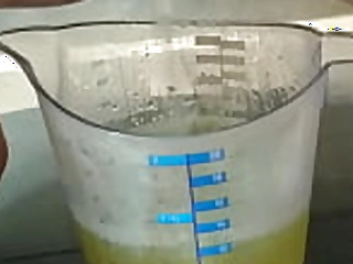 Mulher mijando 1,6 litros em uma jarra