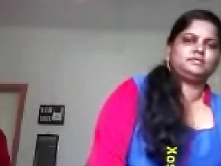 Cool Mallu Bhabhi Showing Her Fat Heart be proper of hearts plus Pussy To Lover