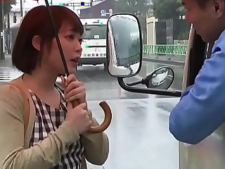 अजनबियों के साथ कार पर जापानी पत्नी की व्यभिचार