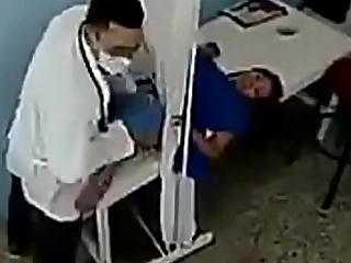 Ginecologista comendo a paciente para uma análise mais precisa. Video complet porn water-pipe is